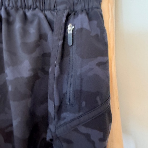 Lululemon Tracker Low-Rise Lined Short 4" Camouflage - Picture 5 of 7